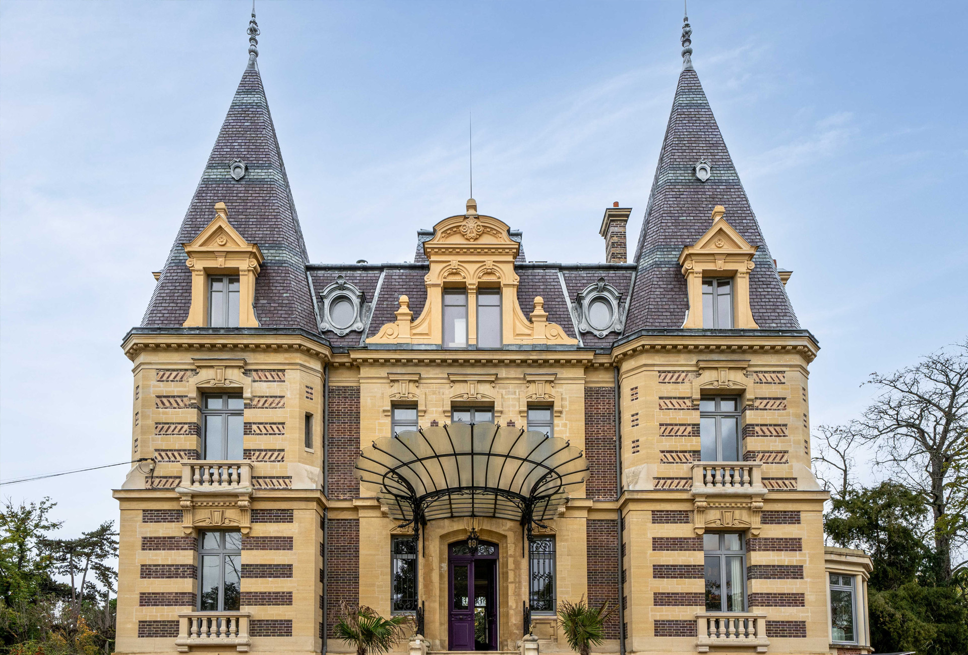  Les Compagnons Moëllo sont une entreprise de couverture installée au Vésinet, experte en travaux de toiture, zinguerie et étanchéité