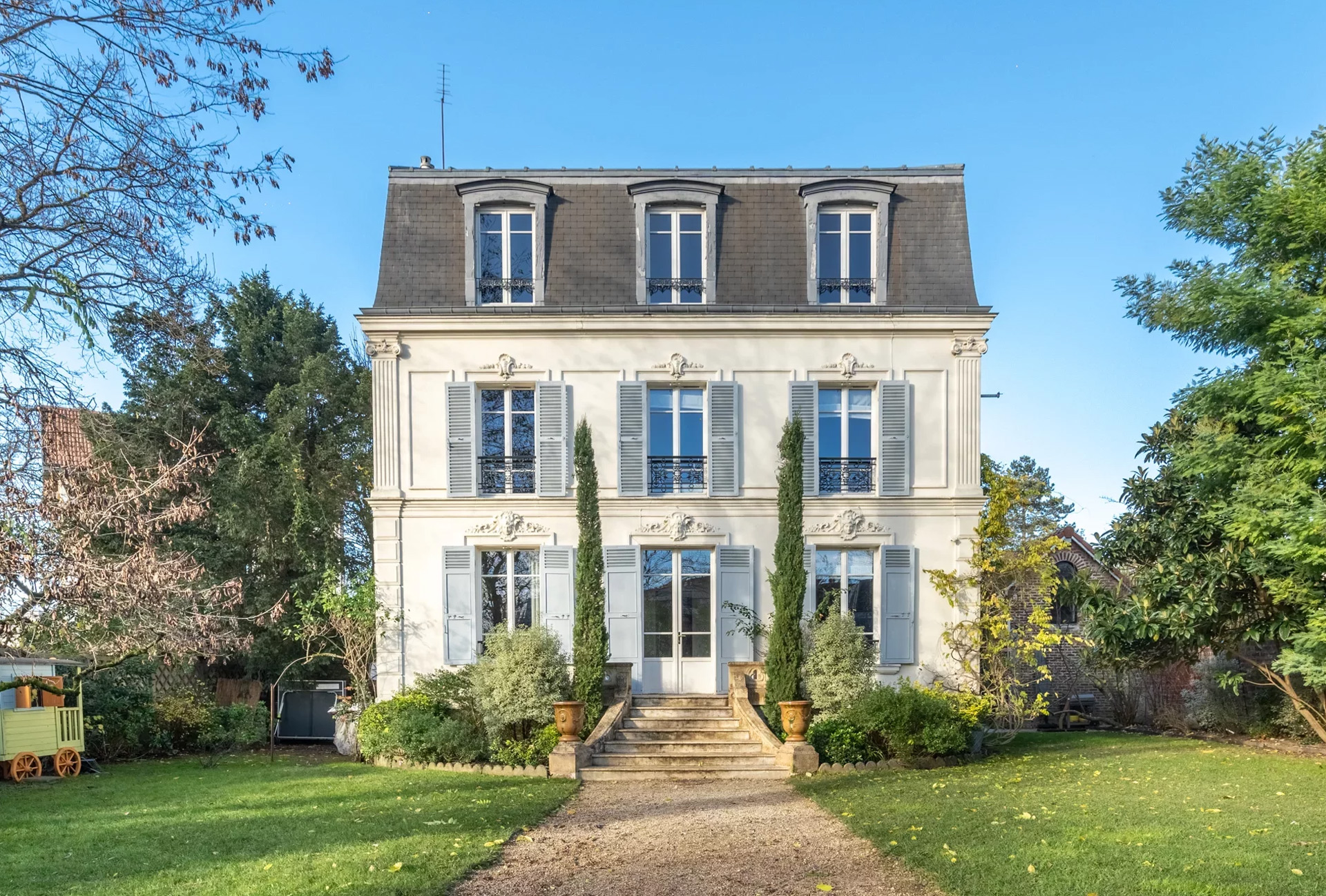 Les Compagnons Moëllo sont une entreprise du bâtiment au Vésinet, spécialisée dans la rénovation et l’extension de maison