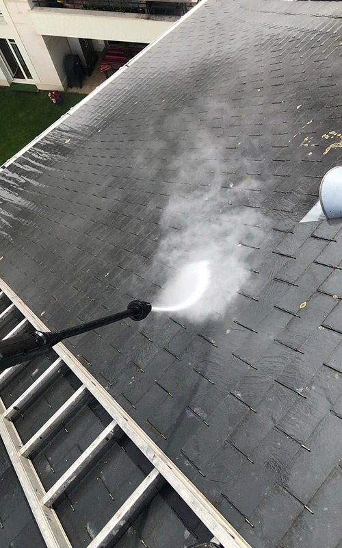 Des couvreurs expérimentés pour le nettoyage et le démoussage de votre toiture au Vésinet (78110) dans les  Yvelines